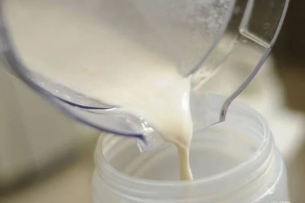 Cẩn thận khi rót sữa vào bình