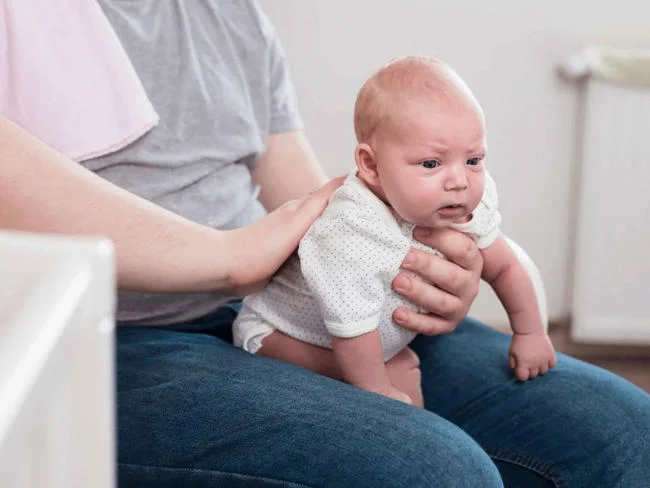 Giúp bé ợ hơi sẽ cải thiện được tình trạng nấc cụt