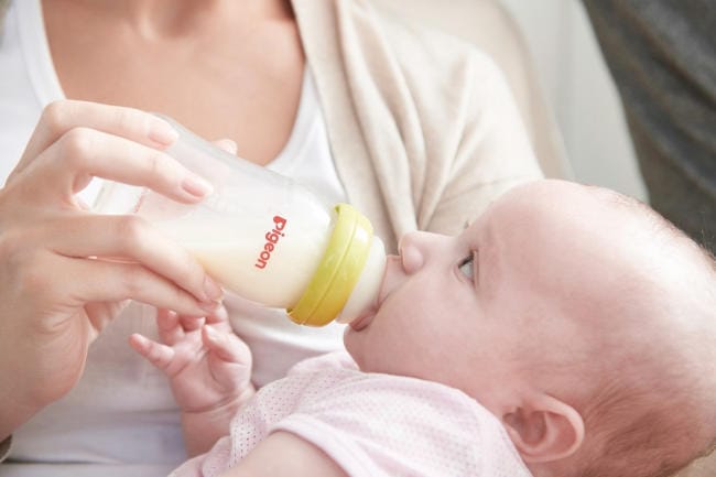 Hướng dẫn cách cho bé bú bình không bị đầy hơi, ọc sữa