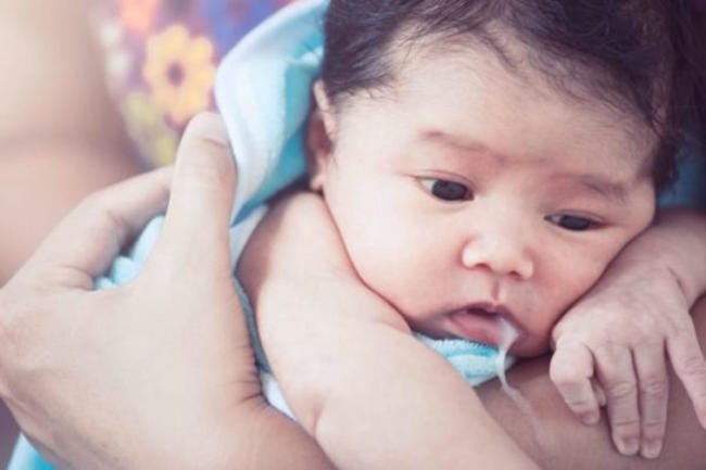 Mách mẹ 6 mẹo trị ọc sữa cho trẻ sơ sinh an toàn, hiệu quả