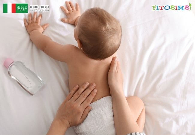 Tác động lên lưng để trẻ bớt bị đầy hơi