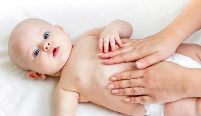 Massage vùng bụng có nhiều lợi ích cho bé