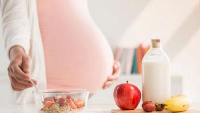 Les dones embarassades han de prioritzar els aliments rics en proteïnes per tenir energia per preparar-se per al part.