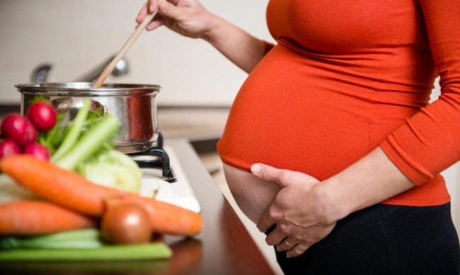 Mẹ nên duy trì chế độ dinh dưỡng để đảm bảo thai nhi phát triển đều, bản thân có thể trạng tốt để vượt cạn