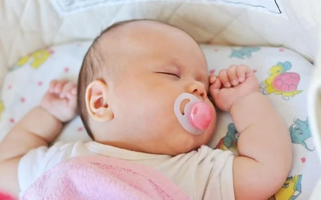 Ngậm ti giả giúp cắt cơn nấc rất tốt