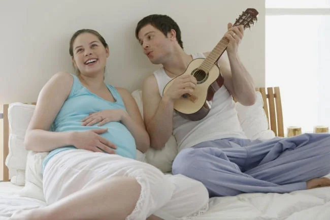 Ru ngủ bằng cách hát cho bé nghe