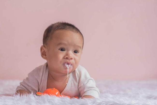 Trẻ 1 tuổi hay bị nôn trớ: Cách xử lý mà ba mẹ cần biết