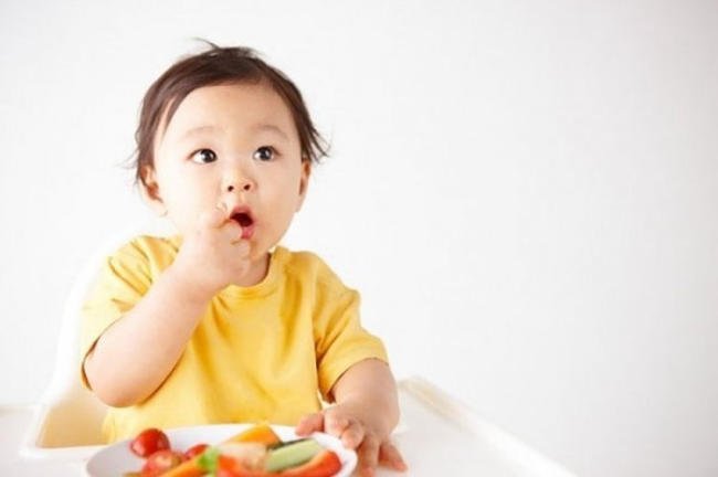Trẻ 16 - 17 tháng biếng ăn có thể là dấu hiệu của các vấn đề sức khỏe như: cảm cúm, cảm lạnh, giun đũa, thiếu máu,...