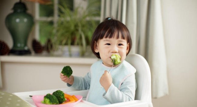 Trẻ 16 - 17 tháng biếng ăn: 3 bước quan trọng giúp trẻ ăn ngon