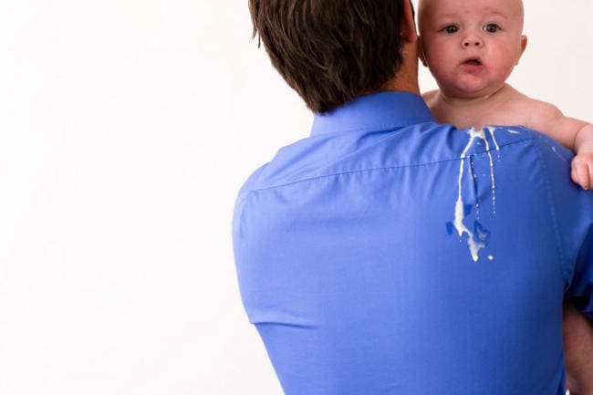 Trẻ bị ọc sữa kèm theo những dấu hiệu bất thường thì cha mẹ cần hết sức lưu tâm