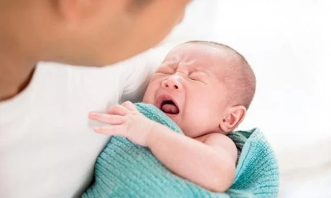 Trẻ sơ sinh bị đầy bụng phải làm sao?