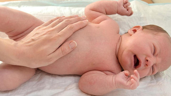 Trẻ sơ sinh bị sôi bụng và xì hơi: dấu hiệu, nguyên nhân và cách xử lý