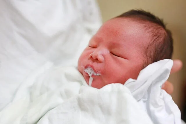 Trẻ sơ sinh nấc cụt có thể do bú quá nhiều