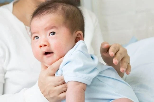 Vỗ lưng để giảm nấc cụt cho trẻ