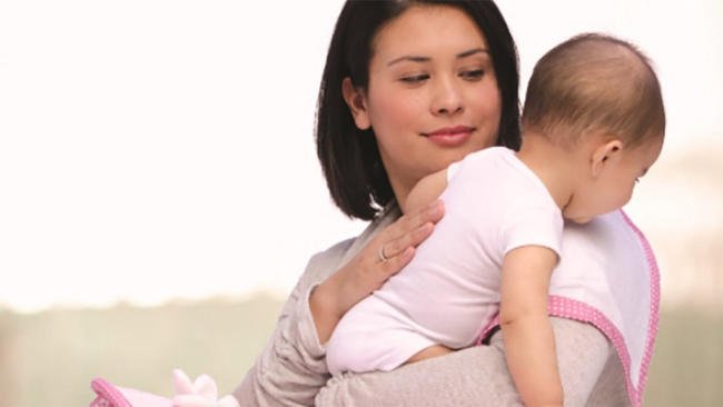 Vỗ ợ hơi sau bú cho bé trước khi cho con nằm