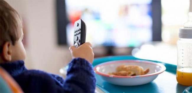 Vừa xem TV/ điện thoại vừa ăn có thể ảnh hưởng xấu tới hệ tiêu hóa của con