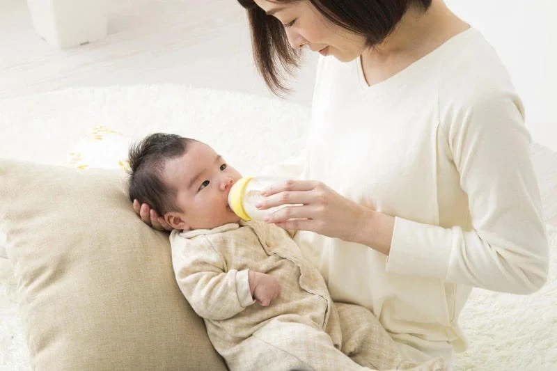 Bú ít sữa có thể là nguyên nhân khiến bé 2 ngày không ị