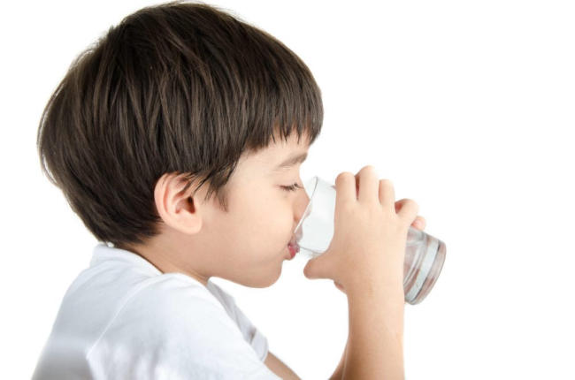 Cho trẻ uống nhiều nước mỗi ngày