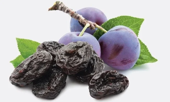 Mận khô là loại trái cây giúp giảm táo bón ở trẻ