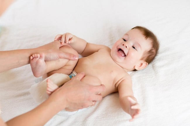 Massage bụng giảm táo bón cho trẻ