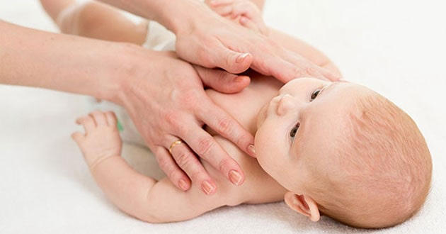 Massage bụng giúp bé dễ tiêu hơn