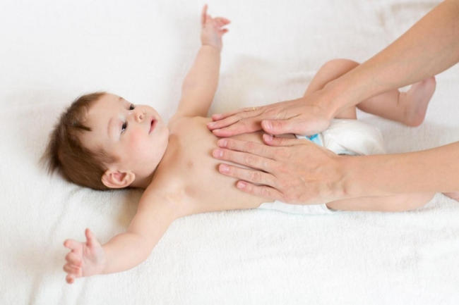 Massage cho trẻ sơ sinh bị táo bón