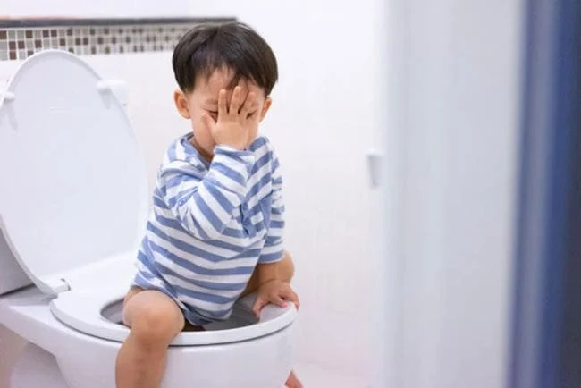 Nhận biết táo bón ở trẻ 3 tuổi