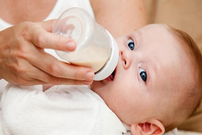 Sữa công thức nhiều đạm cũng khiến bé bị táo