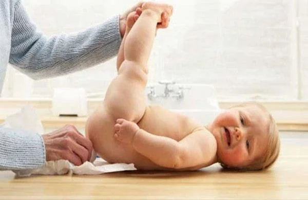 Thụt hậu môn trị táo bón cho trẻ sơ sinh