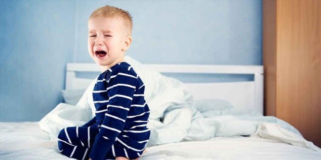 Trẻ 2 tuổi ngủ hay giật mình khóc thét - Cảnh báo bệnh gì?