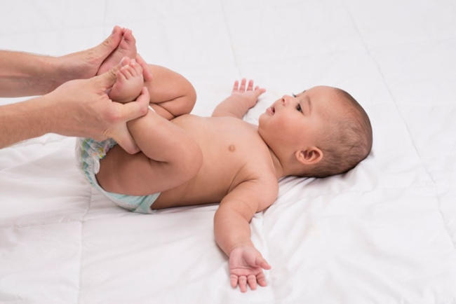 Trẻ 7 tháng táo bón thường ít đi ngoài