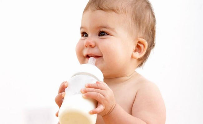 Trẻ bị táo bón uống sữa gì? Mách mẹ 9 dòng sữa được bác sĩ khuyên dùng