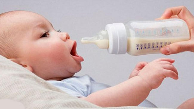 Trẻ bú sữa công thức thường đi tiêu ít hơn so với trẻ bú sữa mẹ