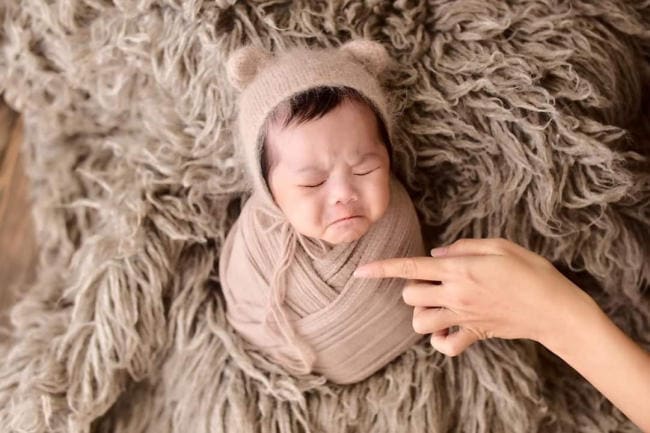 15 cách dỗ trẻ sơ sinh gắt ngủ “xua tan” cơn quấy khóc của bé