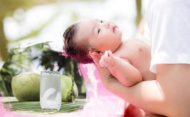Trên 2 tháng tuổi mẹ có thể cho bé tắm nước dừa