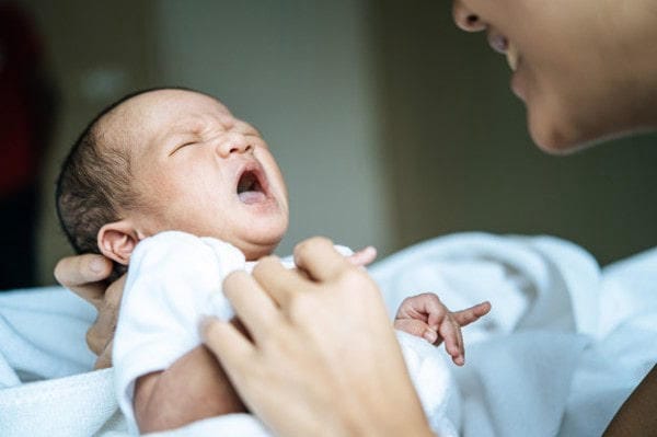 Các cách đánh thức trẻ sơ sinh dậy đơn giản, dễ dàng