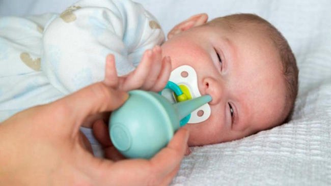Cách hút mũi cho trẻ sơ sinh bằng bóng hút mũi