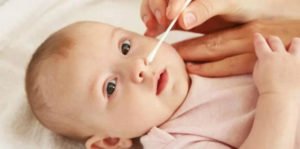 Cách lấy gỉ mũi cho trẻ sơ sinh bằng bông tăm
