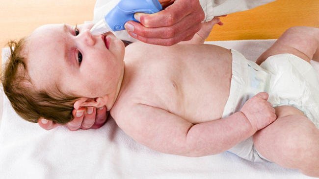 Cách lấy gỉ mũi cho trẻ sơ sinh