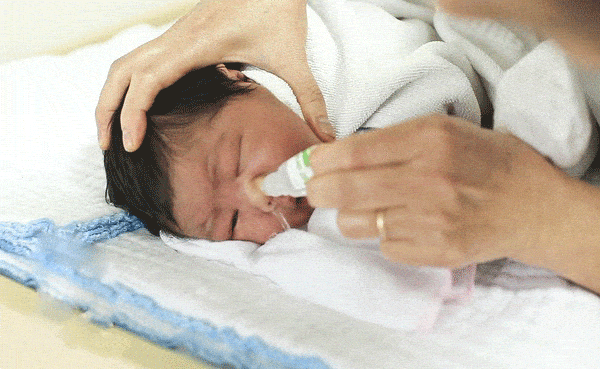 Cách rửa mũi cho trẻ sơ sinh bằng nước muối sinh lý
