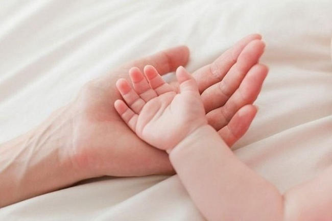 Chân tay lạnh và ra mồ hôi ở trẻ em là dấu hiệu của bệnh gì?