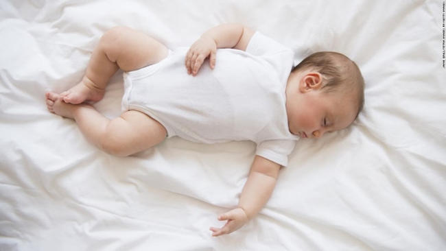 Có nên cho trẻ sơ sinh nằm nghiêng không?