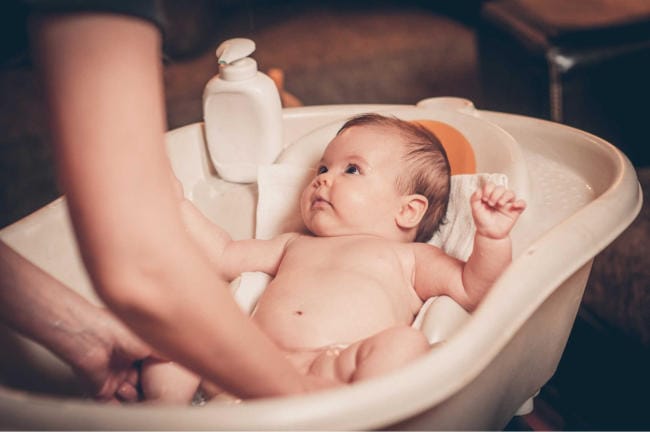 Có nên tắm cho trẻ sơ sinh hàng ngày không? Tần suất tắm như thế nào?