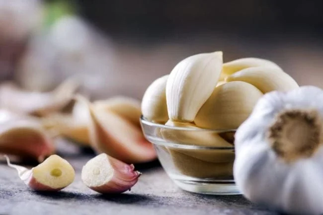 Đặt tỏi vào đầu giường sẽ giúp bé ngủ ngon