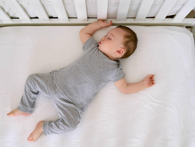 Đặt trẻ nằm ngủ đúng tư thế sao cho thoải mái