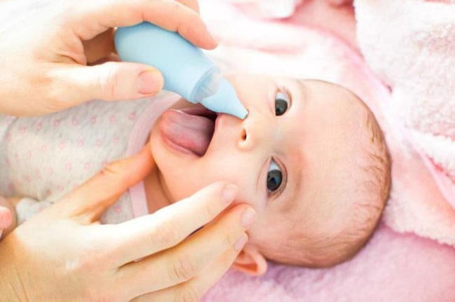 Dùng bóng hút và rửa mũi cho trẻ sơ sinh