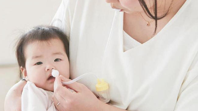 Dùng dụng cụ lấy gỉ mũi cho trẻ sơ sinh