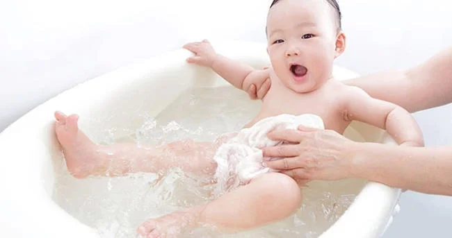 Hãy luôn kiểm tra nước trước khi tắm cho bé!