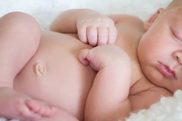 Hình ảnh rốn trẻ sơ sinh bình thường sau rụng