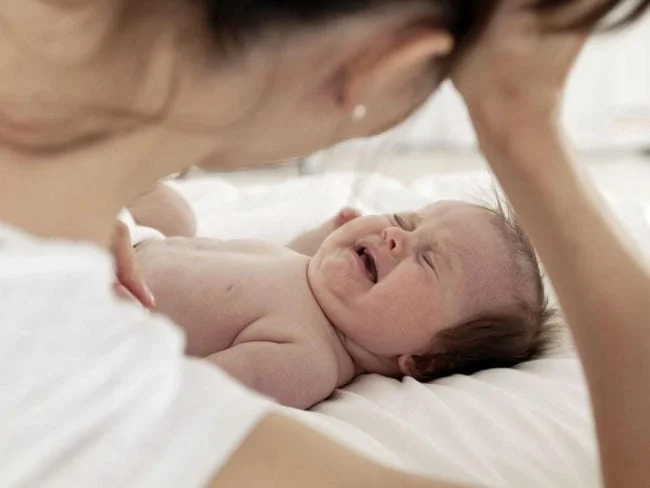 Không vội dỗ dành khi trẻ khóc đêm